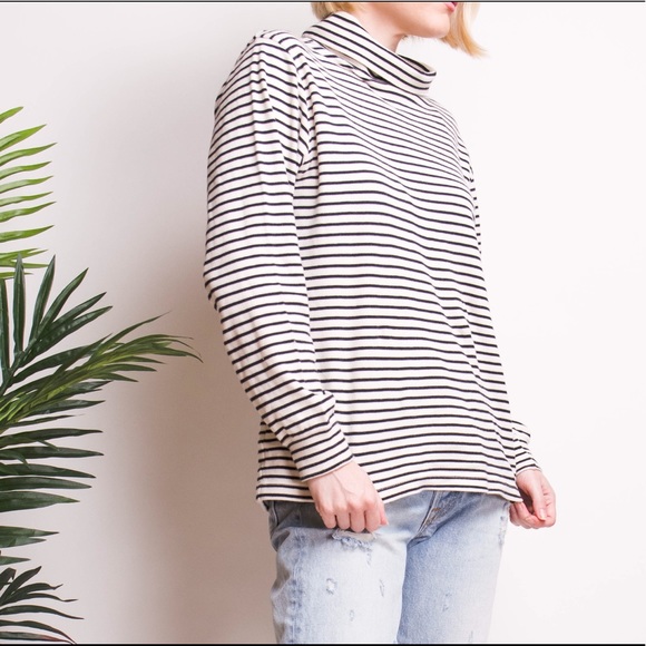 ❌SOLD❌Vintage 90s black + white striped turtleneck - Picture 6 of 8